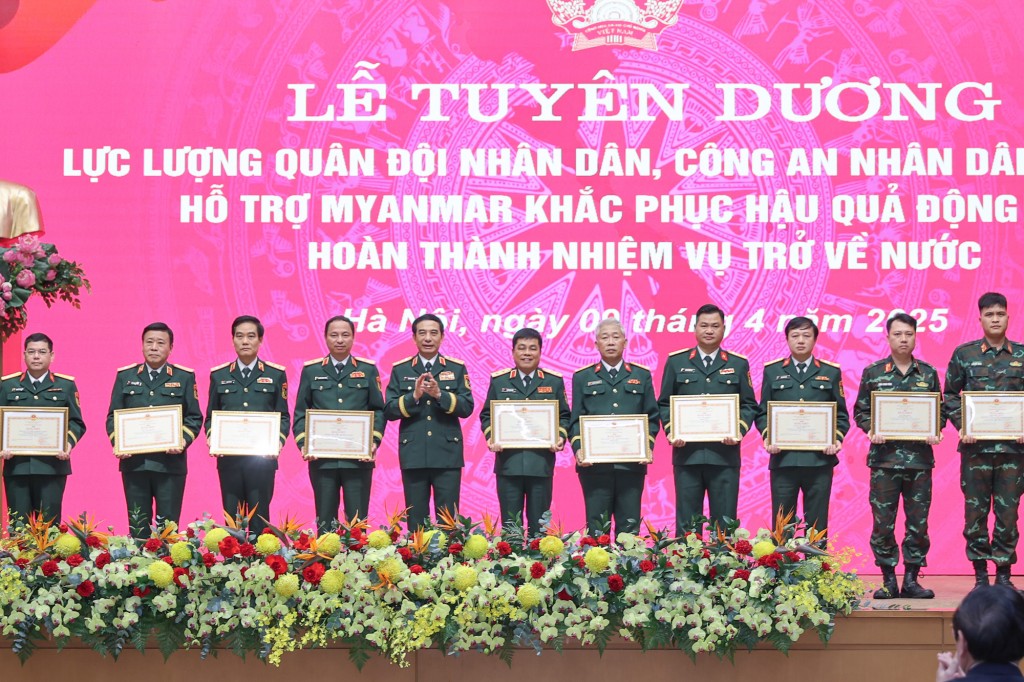 Bộ trưởng Bộ Quốc phòng Phan Văn Giang tặng Bằng khen của Bộ Quốc phòng cho tập thể và cá nhân có thành tích xuất sắc trong công tác hỗ trợ khắc phục hậu quả động đất tại Myanmar - Ảnh: VGP/Nhật Bắc