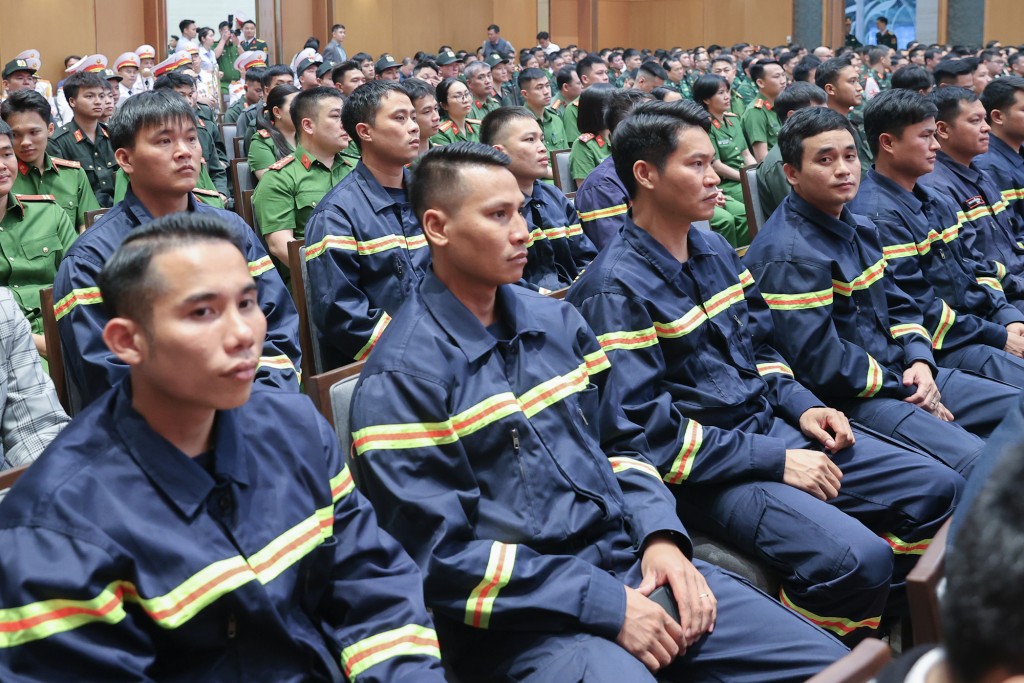 Cán bộ, chiến sĩ quân đội và công an tham gia hỗ trợ khắc phục hậu quả động đất tại Myanmar - Ảnh: VGP/Nhật Bắc