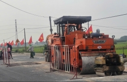 Địa phương "bỏ tiền túi" sửa chữa khẩn Quốc lộ 14H