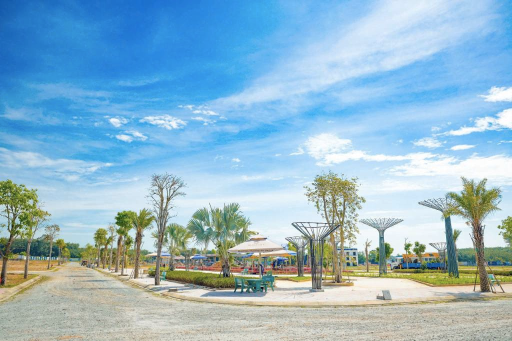 Công viên chủ đề rộng hơn 10.000m² được chủ đầu tư Phương Trường An Group khai thác nhằm mang đến không gian để trẻ em phát triển và gia đình tận hưởng cuộc sống trọn vẹn mỗi ngày. Ảnh: Phương Trường An Group.