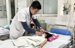Cấp cứu em bé 11 tuổi bị chó cắn thủng thực quản