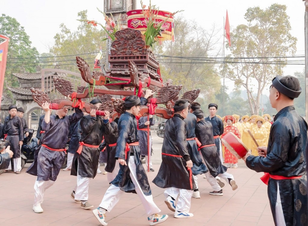 Nghi thức rước kiệu ở đền Và (Ảnh: Anh Thương) Nghi thức rước kiệu ở đền Và (Ảnh: Anh Thương)