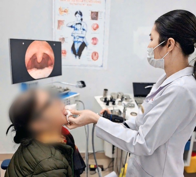 Ho kéo dài không rõ nguyên do có dị vật "ẩn náu" trong khe amidan trái