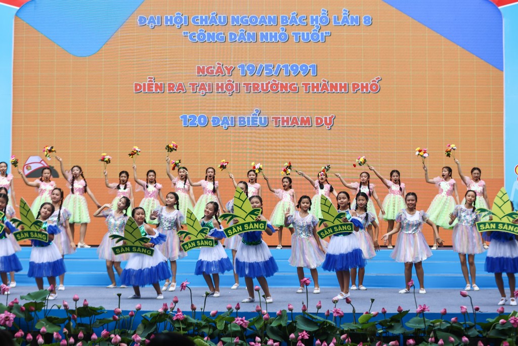 Thiếu nhi đồng diễn nhiều tiết mục với chủ đề “50 năm - Hoa xuân đất nước, đội ta tiếp bước” Thiếu nhi đồng diễn nhiều tiết mục với chủ đề “50 năm - Hoa xuân đất nước, đội ta tiếp bước”
