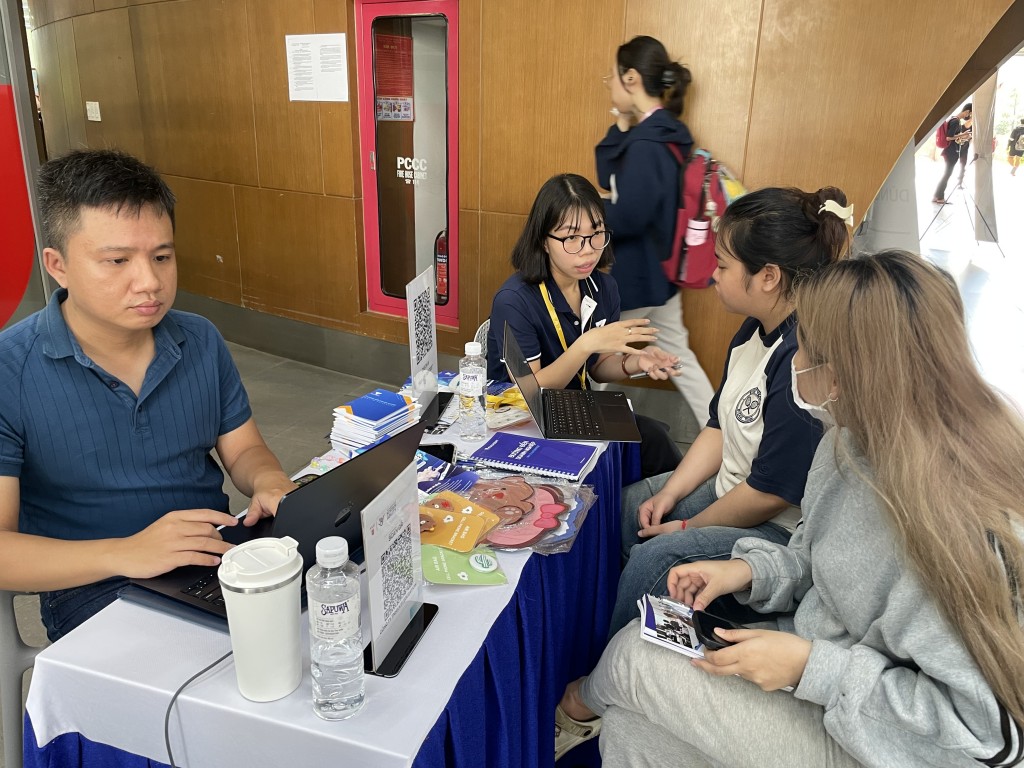 Các bạn sinh viên được tư vấn nhiệt tình về nhu cầu doanh nghiệp