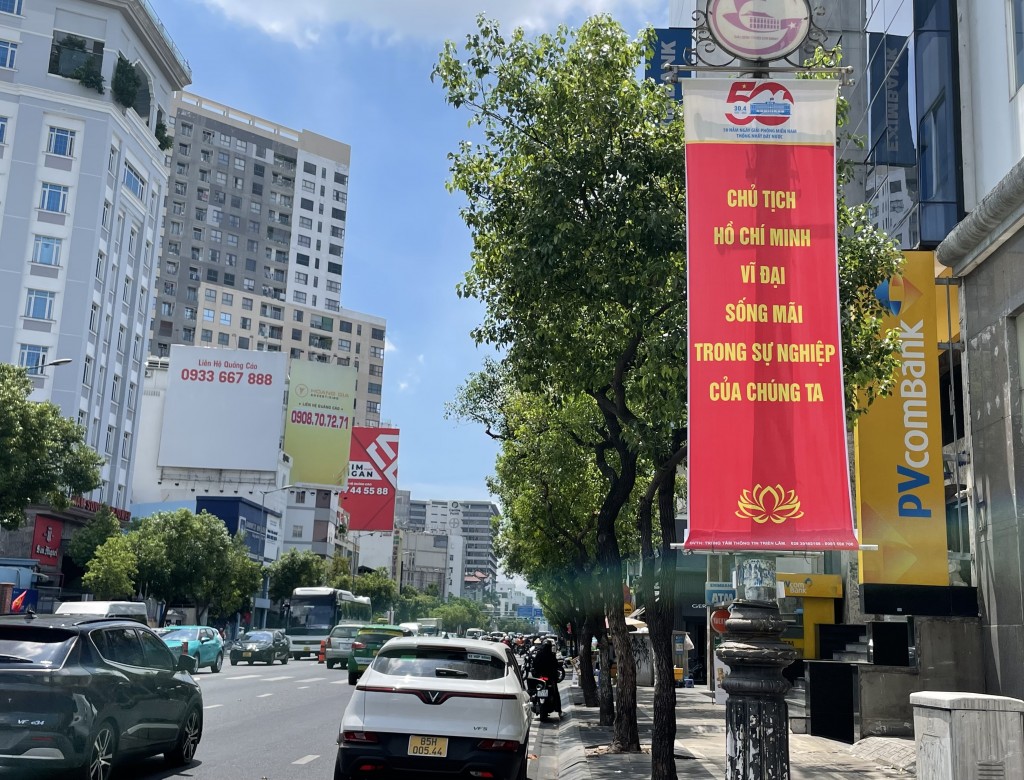 Một tấm băng rôn trên tuyến đường Nguyễn Văn Trỗi ( Một tấm băng rôn trên tuyến đường Nguyễn Văn Trỗi (