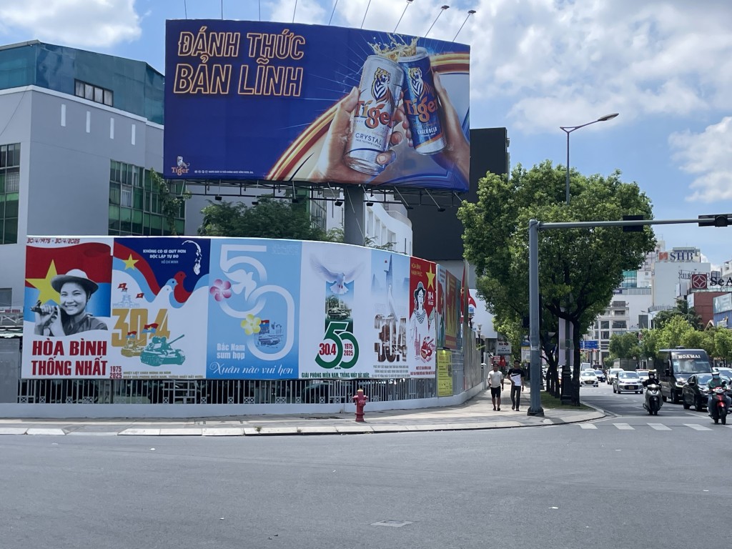 Hàng loạt áp phích Các pano, áp phích cỡ lớn được trang hoàng tại giao lộ Nguyễn Văn Trỗi - Nguyễn Đình Chính Hàng loạt áp phích Các pano, áp phích cỡ lớn được trang hoàng tại giao lộ Nguyễn Văn Trỗi - Nguyễn Đình Chính