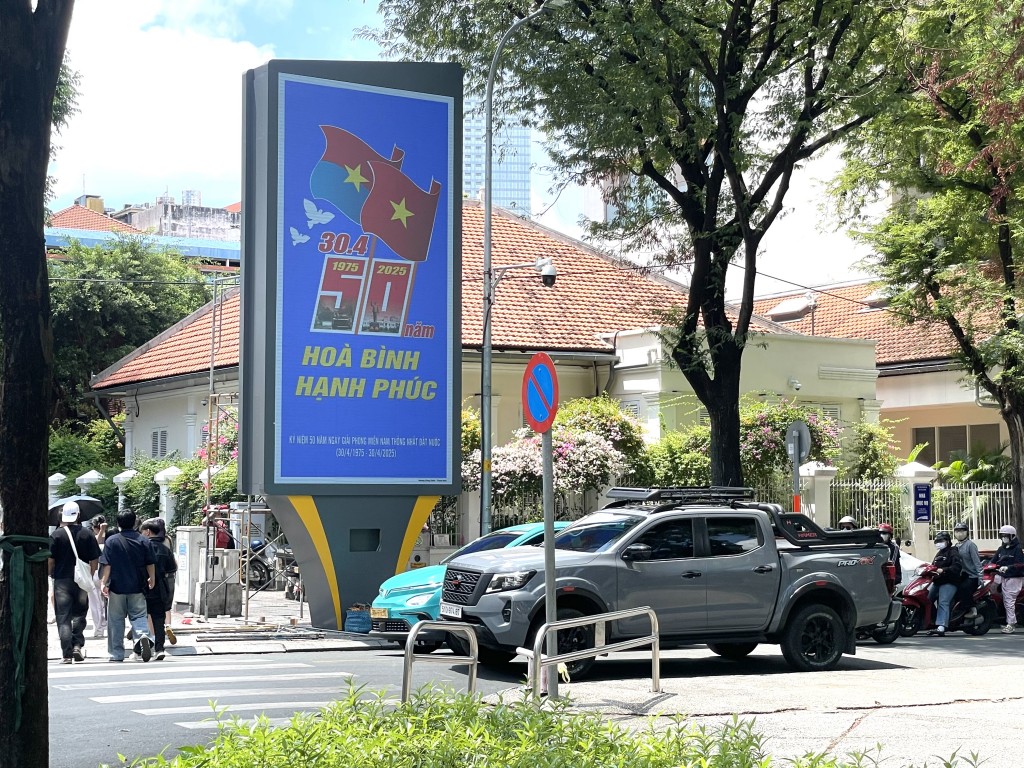 Gần đó, 