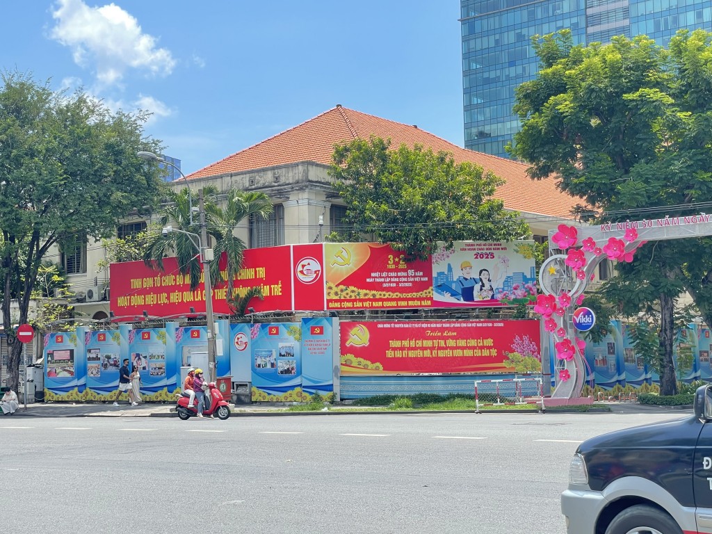 Ngay từ những ngày đầu tháng Tư, TP Hồ Chí Minh đã cho treo hàng loạt pano, áp phích, băng rôn... trên khắp các nẻo đường tại TP Hồ Chí Minh để chào đón sự kiện trọng đại của dân tộc Ngay từ những ngày đầu tháng Tư, TP Hồ Chí Minh đã cho treo hàng loạt pano, áp phích, băng rôn... trên khắp các nẻo đường tại TP Hồ Chí Minh để chào đón sự kiện trọng đại của dân tộc