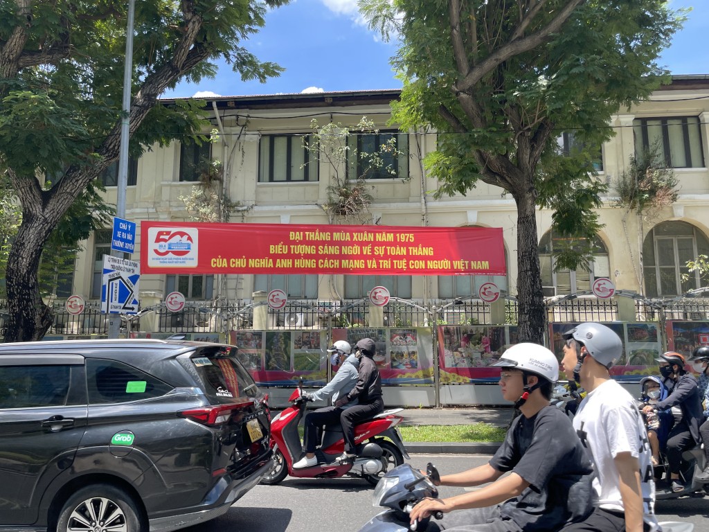 Đi dọc tuyến đường Đồng khởi (Quận 1), người dân không khó để nhìn thấy những tấm băng rôn rôn với khẩu hiệu chào mừng đầy hào hùng Đi dọc tuyến đường Đồng khởi (Quận 1), người dân không khó để nhìn thấy những tấm băng rôn rôn với khẩu hiệu chào mừng đầy hào hùng