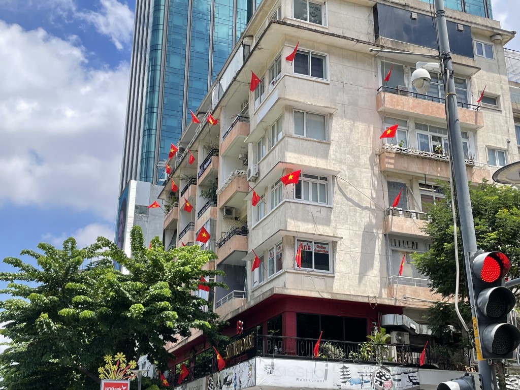 Quanh phố đi bộ, hàng loạt toà nhà cao tầng cũng tổ chức treo cờ đỏ sao vàng để chào mừng, tạo nên khung cảnh hết sức thiêng liêng, xúc động Quanh phố đi bộ, hàng loạt toà nhà cao tầng cũng tổ chức treo cờ đỏ sao vàng để chào mừng, tạo nên khung cảnh hết sức thiêng liêng, xúc động