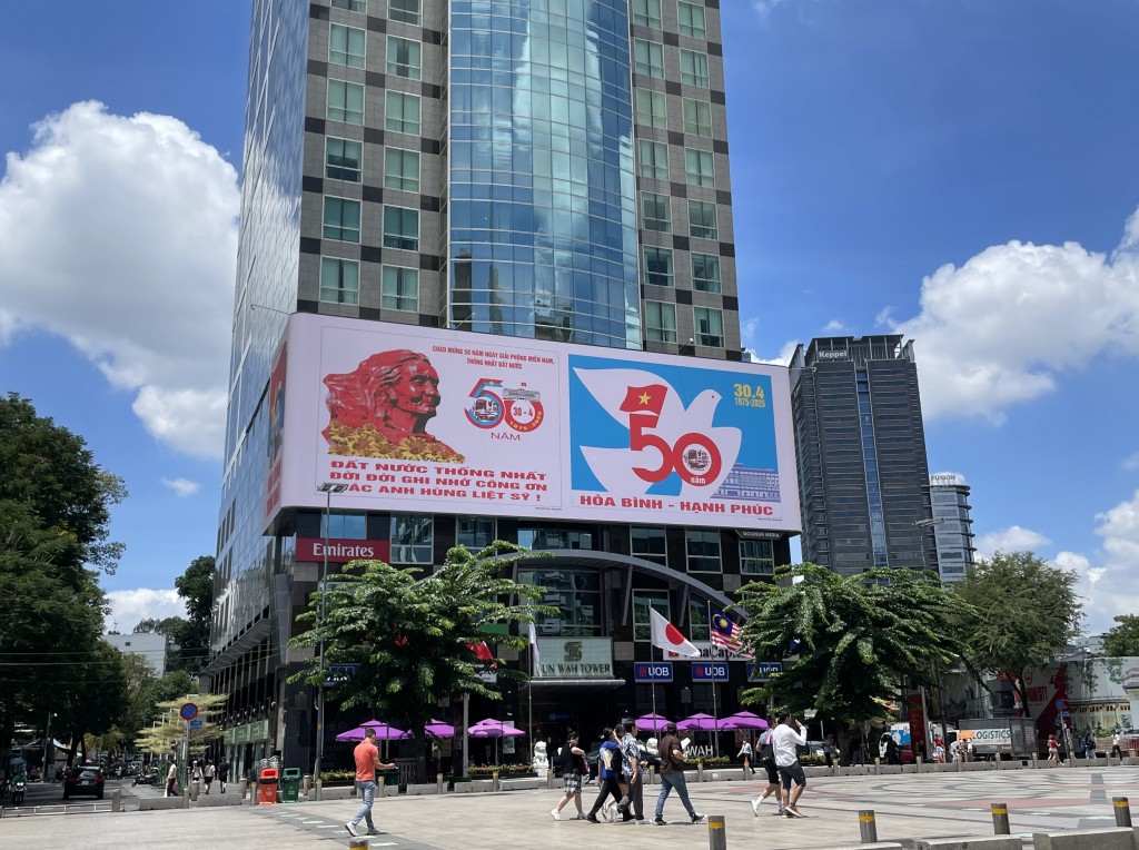 Đến với phố đi bộ Nguyễn Huệ, nơi tập trung đông nhất du khách trong nước và quốc tế, hàng loạt màn hình led trên các toà nhà ở đây đều cùng nhau chiếu những hình ảnh lịch sử, chào mừng Ngày giải phóng miền Nam, thống nhất đất nước Đến với phố đi bộ Nguyễn Huệ, nơi tập trung đông nhất du khách trong nước và quốc tế, hàng loạt màn hình led trên các toà nhà ở đây đều cùng nhau chiếu những hình ảnh lịch sử, chào mừng Ngày giải phóng miền Nam, thống nhất đất nước