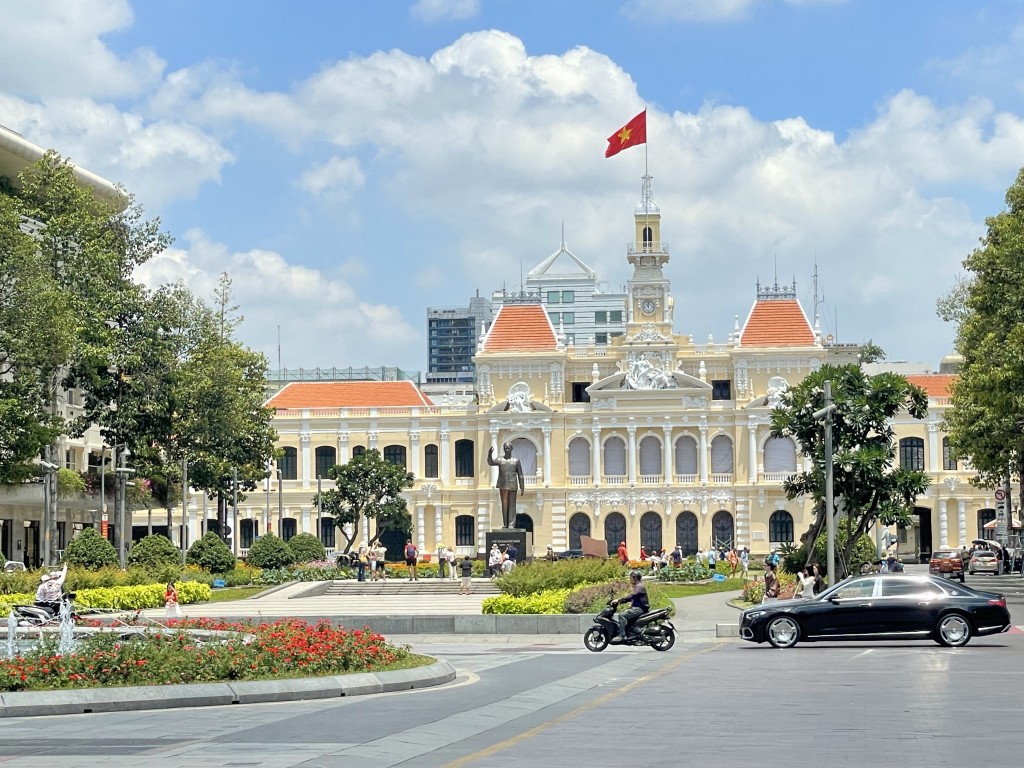 Lá quốc kỳ tung bay trên nóc trụ sở HĐND, UBND TP Hồ Chí Minh mới được trang hoàng Lá quốc kỳ tung bay trên nóc trụ sở HĐND, UBND TP Hồ Chí Minh mới được trang hoàng