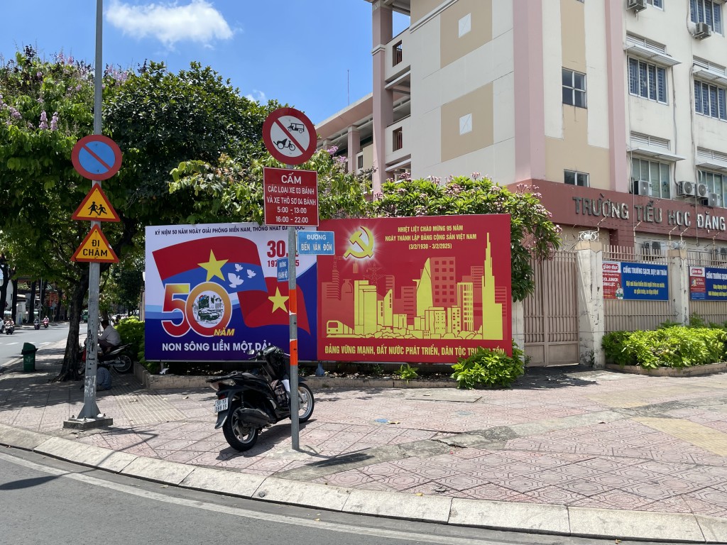 Tại ngã tư đường Khánh Hội - Bến Vân Đồn (Quận 4) Tại ngã tư đường Khánh Hội - Bến Vân Đồn (Quận 4)