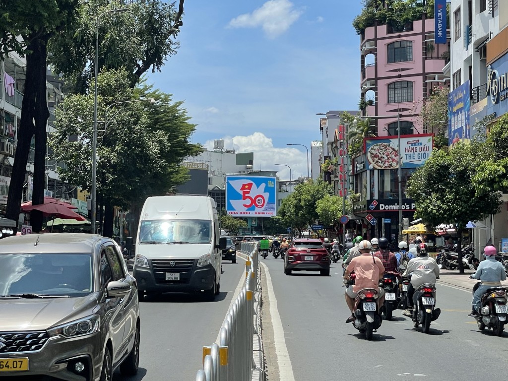 Đi từ xa đến cầu Kênh Tẻ, người dân Đi từ xa đến cầu Kênh Tẻ, người dân