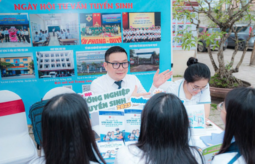 Ths. Lê Anh Tuấn, Chuyên gia hướng nghiệp và khởi nghiệp Thành đoàn Hà Nội chia sẻ với các bạn học sinh tại chương trình