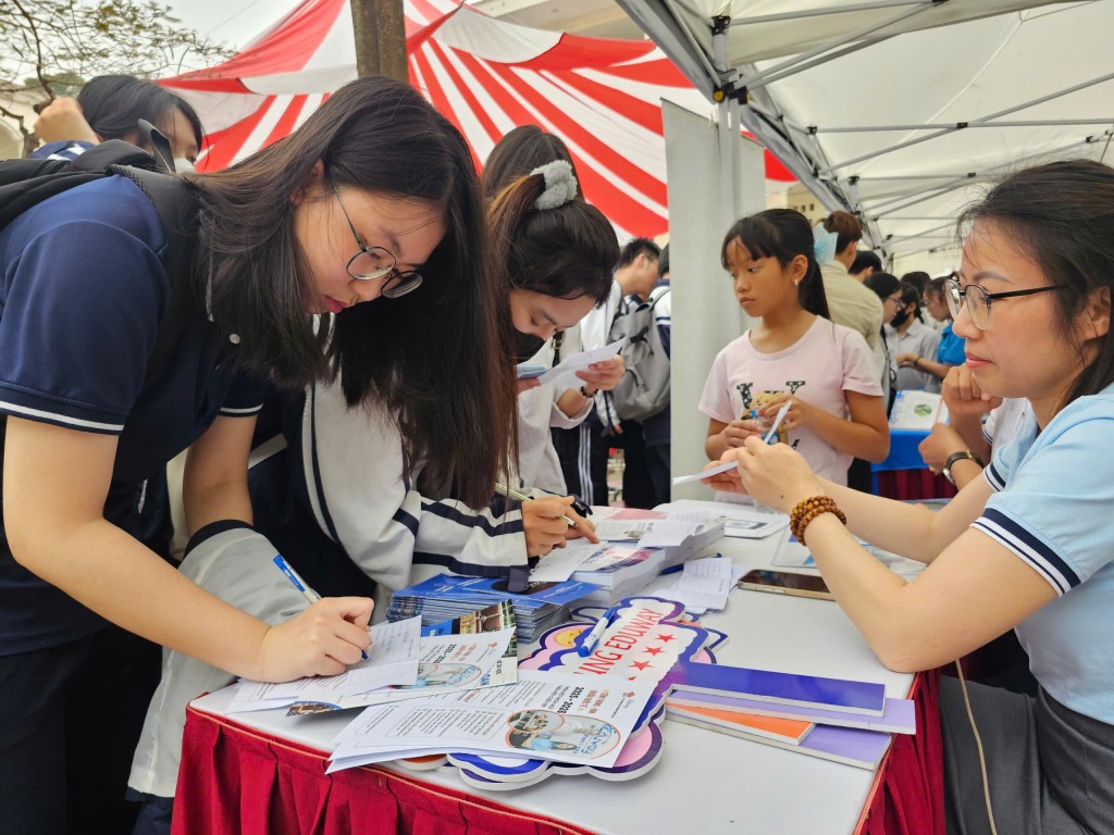 Học sinh được tư vấn tại các gian hàng