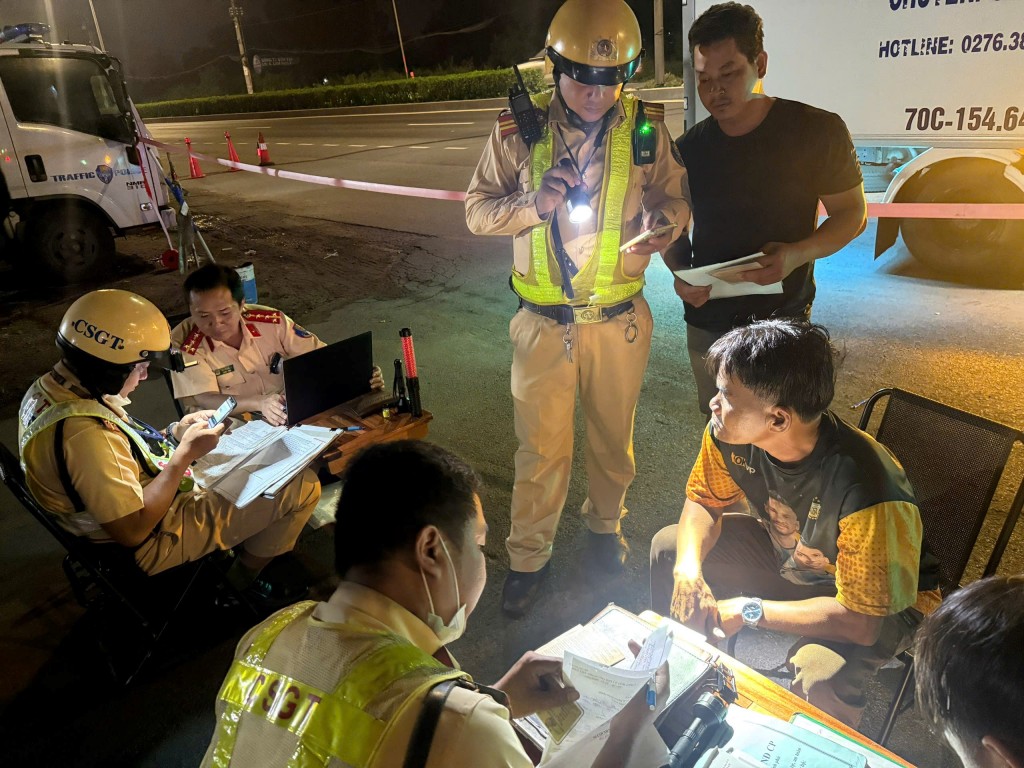 Tổ công tác kiểm tra và lập biên bản vi phạm đối vớic các trường hợp vi phạm về tốc độ (Ảnh: CSGT cung cấp)