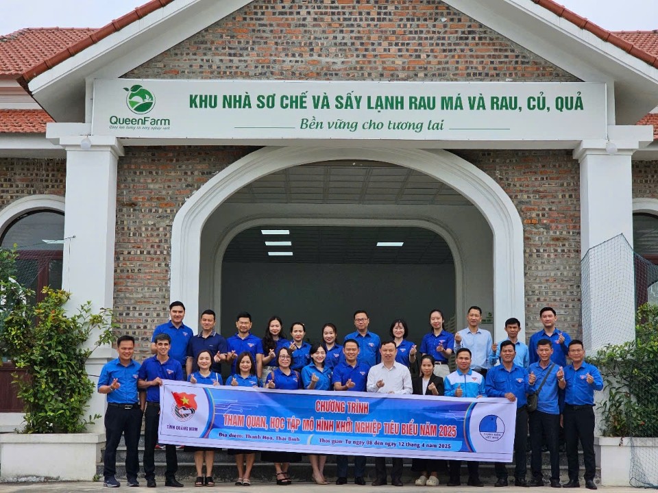 Thanh niên Quảng Nam tìm hiểu quy trình sản xuất và lắng nghe chia sẻ kinh nghiệm khởi nghiệp tại các mô hình tiêu biểu.  (ảnh: tinhdoanquangnam.vn)