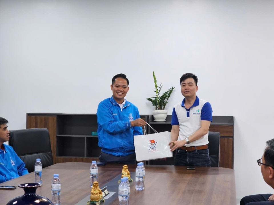 Quyền Bí thư Tỉnh đoàn Quảng Nam Hoàng Văn Thanh tặng quà cho Công ty TNHH Minh Danh.  (ảnh: tinhdoanquangnam.vn)