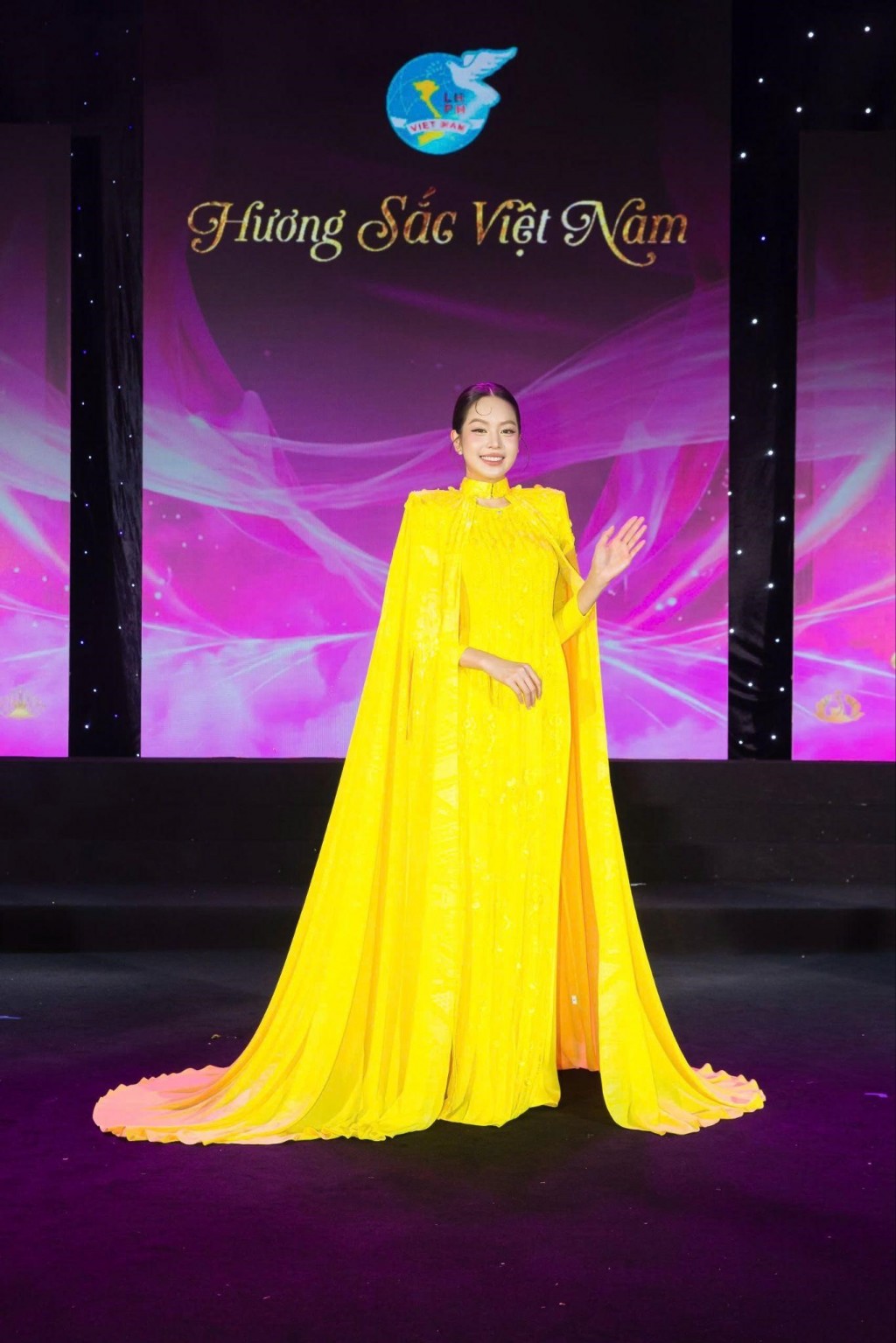 Hoa hậu Huỳnh Thị Thanh Thủy hóa thân thành biểu tượng của người phụ nữ Việt Nam thời đại mới - vừa gìn giữ bản sắc văn hóa dân tộc, vừa truyền tải tinh thần hội nhập và phát triển