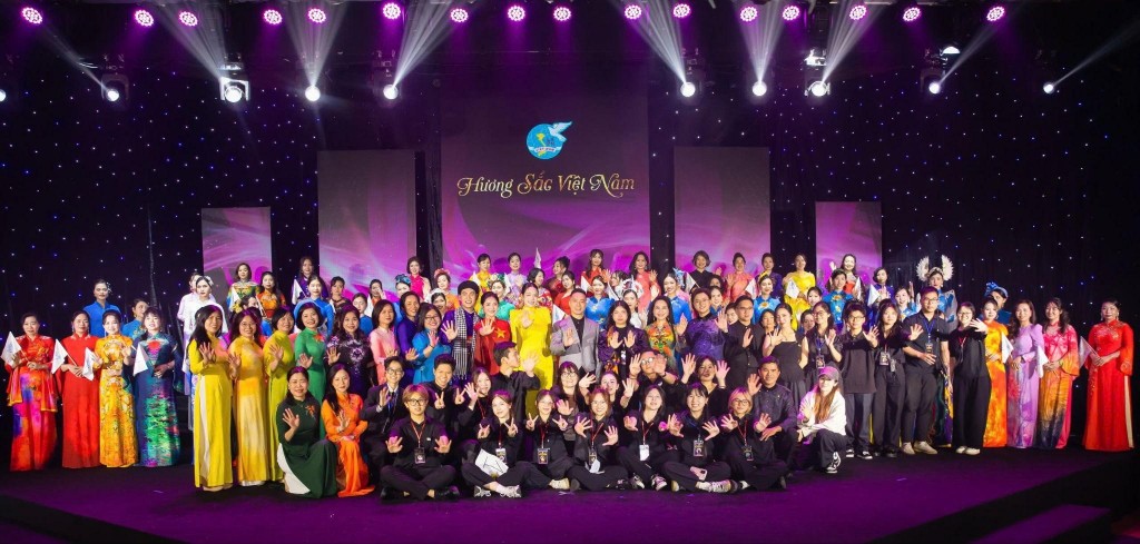Đằng sau thành công của chương trình “Hương Sắc Việt Nam” là tập thể ekip chuyên nghiệp do đạo diễn Đỗ Bảo Ngọc phụ trách – những người đã làm nên một không gian nghệ thuật giàu bản sắc và đậm dấu ấn văn hóa Việt