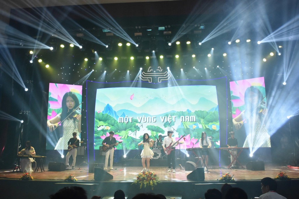 Nhấn vào ảnh để phóng to Tưng bừng khai mạc liên hoan các ban, nhóm nhạc học sinh Hà Nội