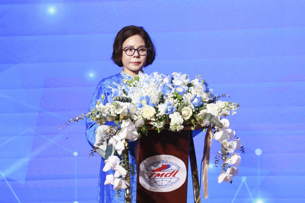 TS. Trịnh Thị Thu Hà - Hiệu trưởng Trường Cao đẳng Thương mại và Du lịch Hà Nội phát biểu đề dẫn tại hội thảo
