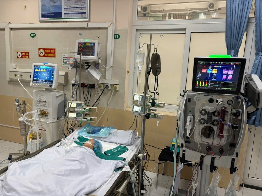 Cứu sống bé 14 tháng tuổi mắc tay chân miệng