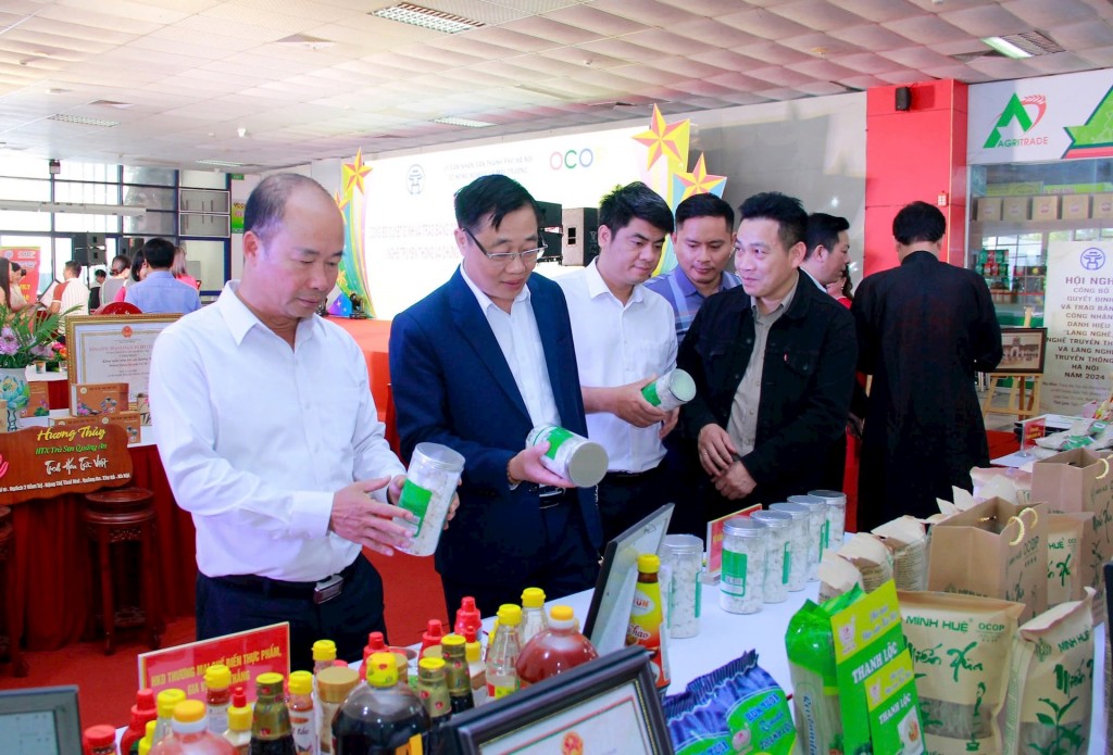 Trao bằng công nhận danh hiệu làng nghề, chứng nhận OCOP cấp thành phố