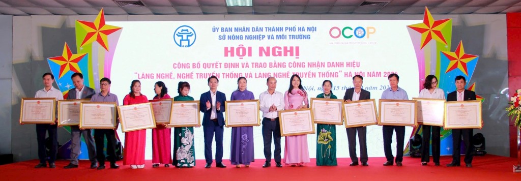 Trao bằng công nhận danh hiệu làng nghề, chứng nhận OCOP cấp thành phố