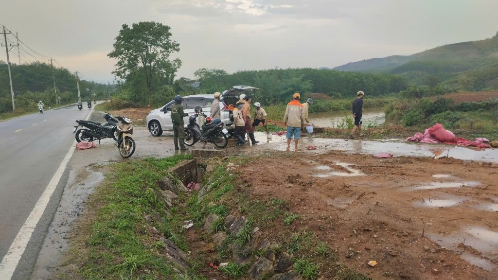 Kon Tum: Đang trú mưa, 7 người bị sét đánh