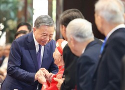 Tổng Bí thư gặp mặt cán bộ lão thành cách mạng, người có công