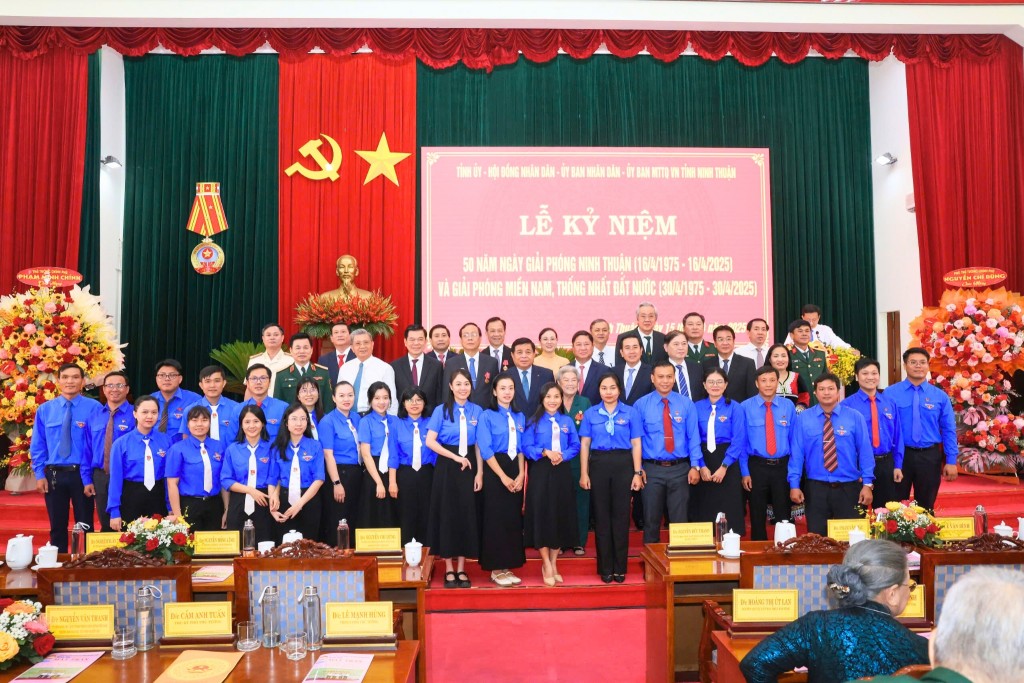 Thế hệ trẻ tỉnh Ninh Thuận chụp hình lưu niệm với các đồng chí lãnh đạo Đảng, Nhà nước, Trung ương, Quân khu và lãnh đạo các tỉnh bạn; cùng với lãnh đạo, nguyên lãnh đạo tỉnh Ninh Thuận qua các thời kỳ.
