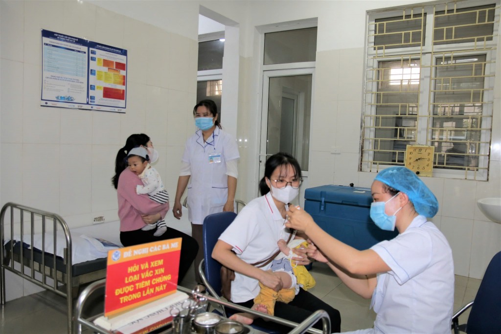 Người dân đưa trẻ đi tiêm chủng vắc xin phòng sởi tại Trạm y tế phường Yên Nghĩa (quận Hà Đông).