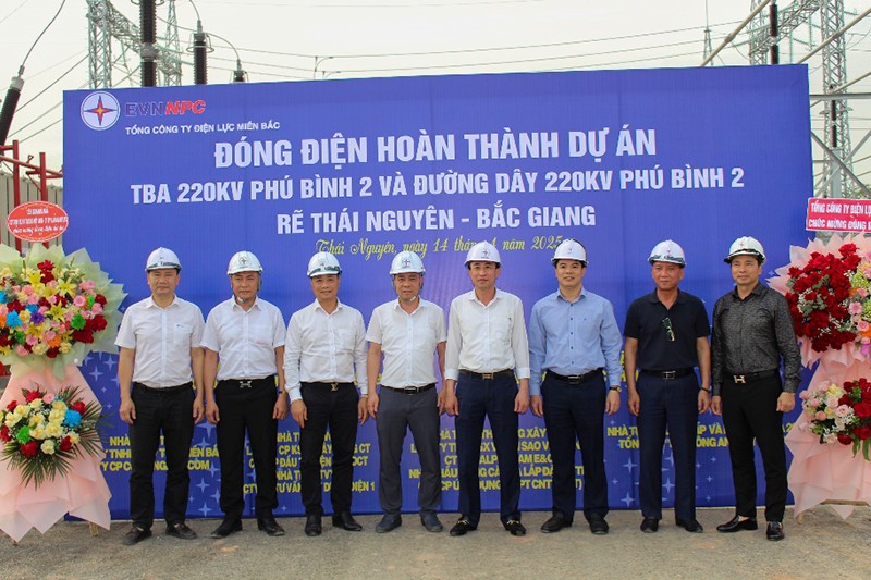 Lãnh đạo Tổng công ty Điện lực miền Bắc, Ban Quản lý dự án Xây dựng điện miền Bắc, Công ty Điện lực Thái Nguyên và các đơn vị liên quan tại buổi đóng điện hoàn thành dự án