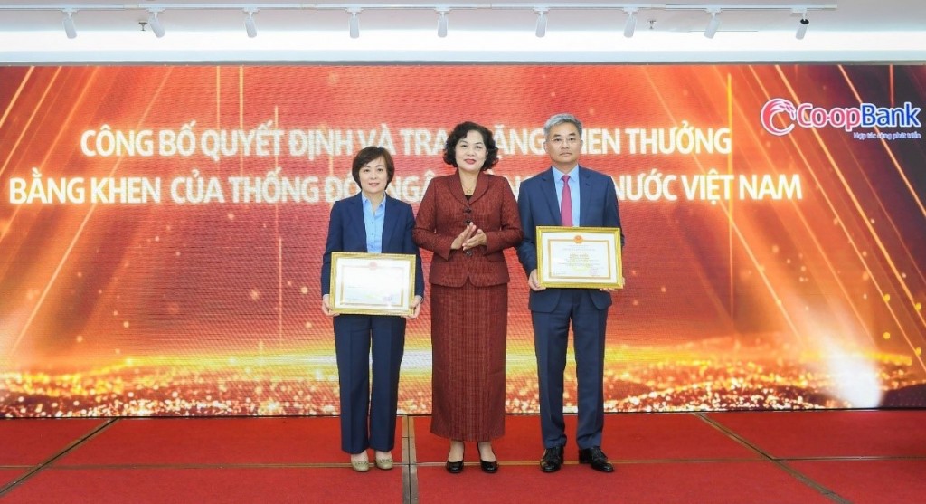 Đồng chí Nguyễn Thị Hồng - Ủy viên BCH Trung ương Đảng, Thống đốc NHNN Việt Nam trao bằng khen cho cá nhân đồng chí Nguyễn Quốc Cường – Chủ tịch HĐQT Co-opBank và đồng chí Phạm Thị Hồng Minh – Tổng Giám đốc Co-opBank