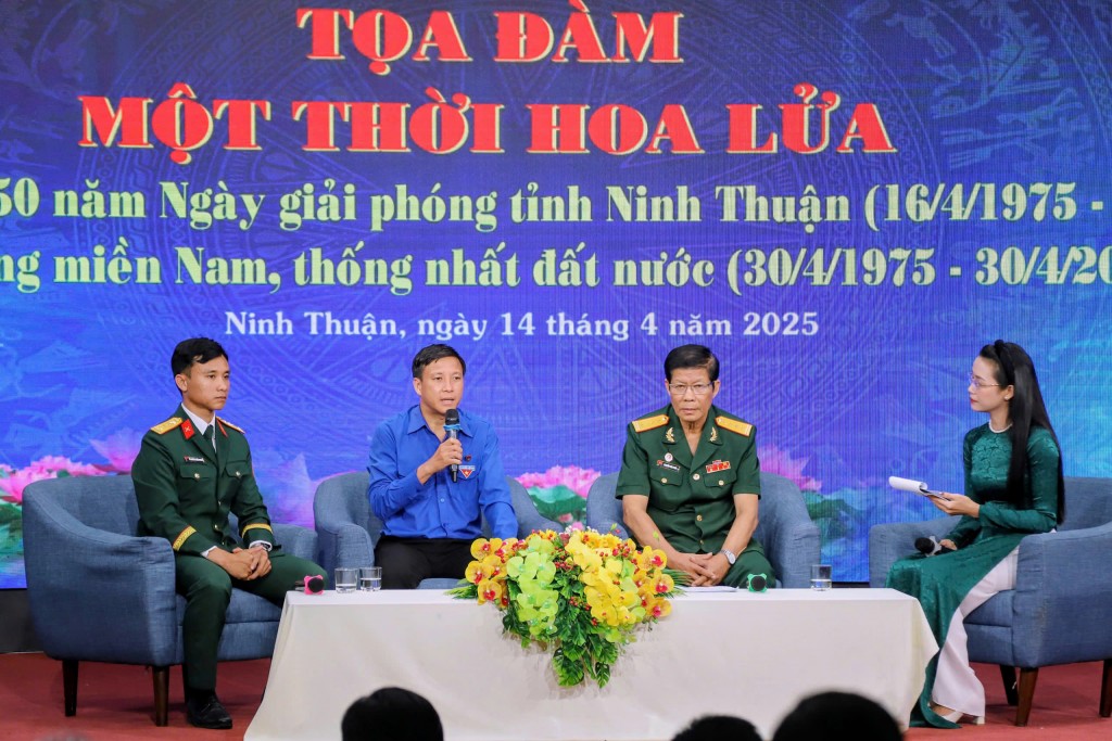 Tại chương trình tọa đàm, các bạn trẻ đã lắng nghe những câu chuyện xúc động và chân thực từ các cô, chú cựu chiến binh