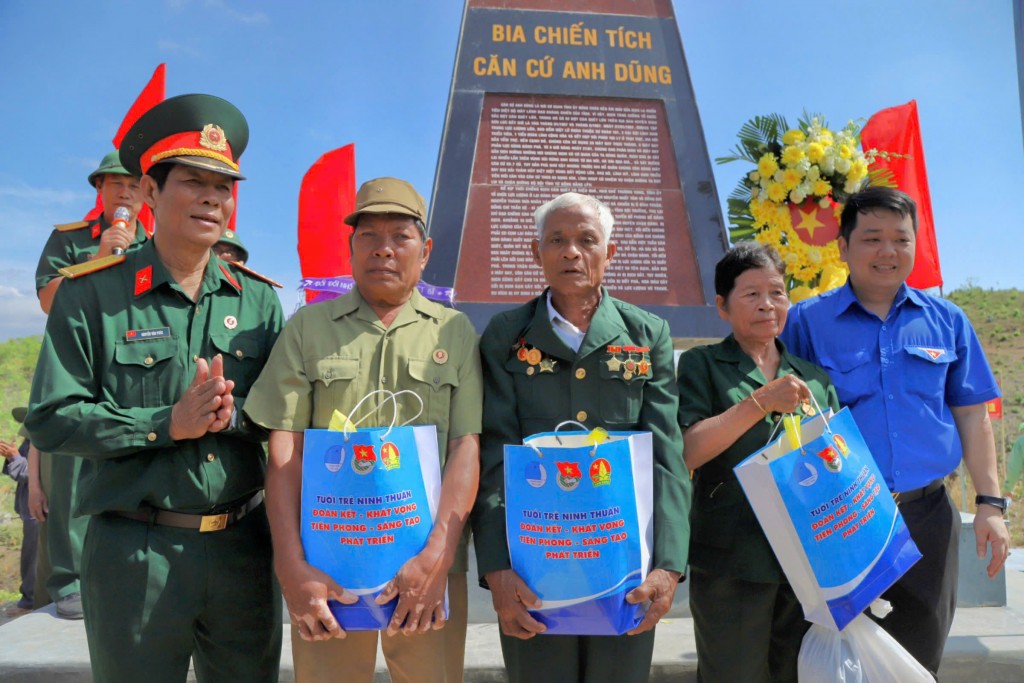Để bày tỏ lòng biết ơn vô bờ đối với những đóng góp của các cựu chiến binh, thế hệ trẻ Ninh Thuận đã triển khai nhiều hoạt động ý nghĩa, qua đó vun đắp thêm tình yêu quê hương, đất nước trong lòng thanh niên