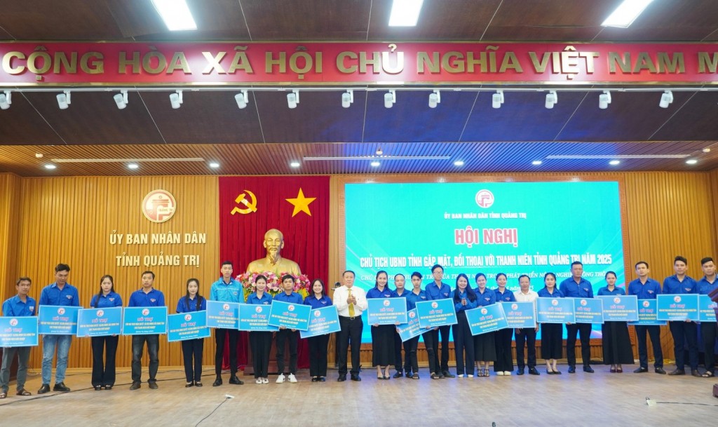 Quyền Chủ tịch UBND tỉnh Hà Sỹ Đồng trao hỗ trợ nguồn vốn vay khởi nghiệp năm 2025 cho 40 đoàn viên thanh niên