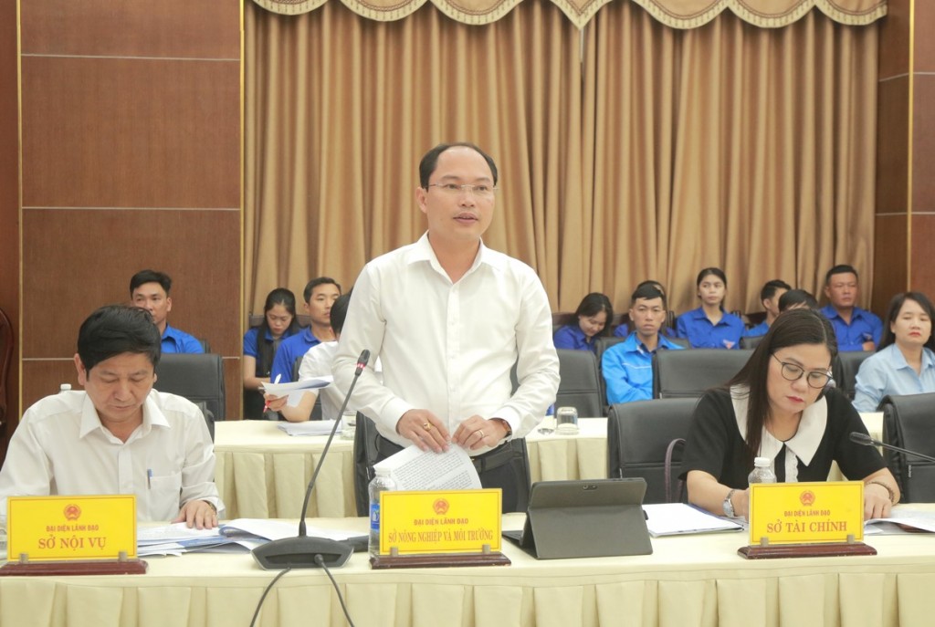 Lãnh đạo Sở Nông nghiệp và Môi trường trả lời câu hỏi của các đoàn viên, thanh niên