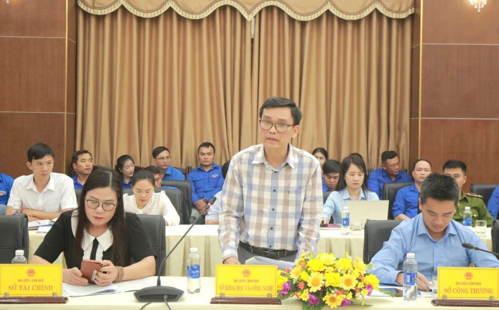 Lãnh đạo Sở Khoa học và Công nghệ trả lời câu hỏi của các đoàn viên, thanh niên về ứng dụng công nghệ cao, chuyển đổi số
