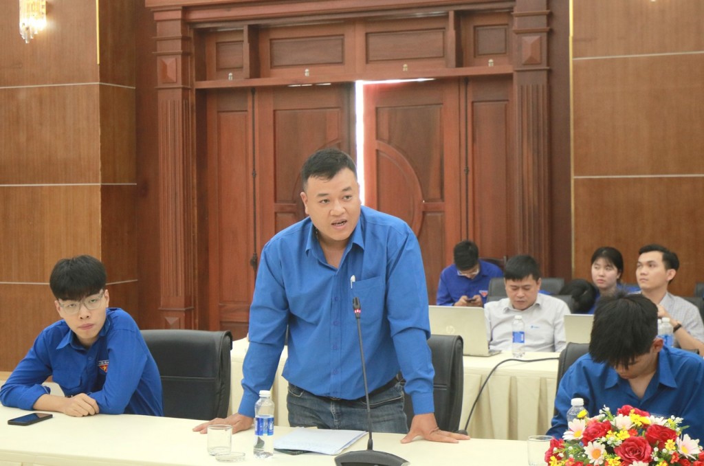 Đại diện đoàn viên thanh niên đặt câu hỏi tại hội nghị