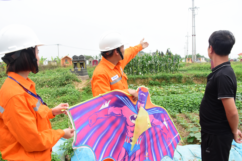 Cảnh báo hiểm họa thả diều gần đường dây điện