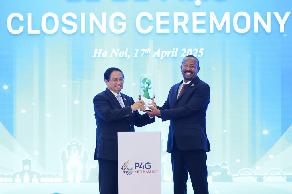 Thủ tướng Phạm Minh Chính và Thủ tướng Ethiopia Abiy Ahmed Ali cùng tiến hành nghi thức chuyển giao vai trò chủ nhà tổ chức HNTĐ P4G lần thứ năm - Ảnh: VGP/Nhật Bắc