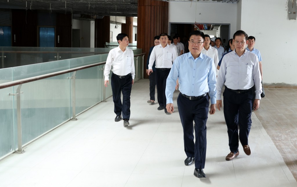 Phó Thủ tướng kiểm tra dự án Cơ sở 2 Bệnh viện Việt Đức - Ảnh: VGP/Đức Tuân