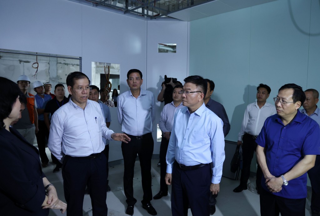 Phó Thủ tướng kiểm tra một phòng mổ đang được thi công tại cơ sở 2 Bệnh viện Việt Đức - Ảnh: VGP/Đức Tuân