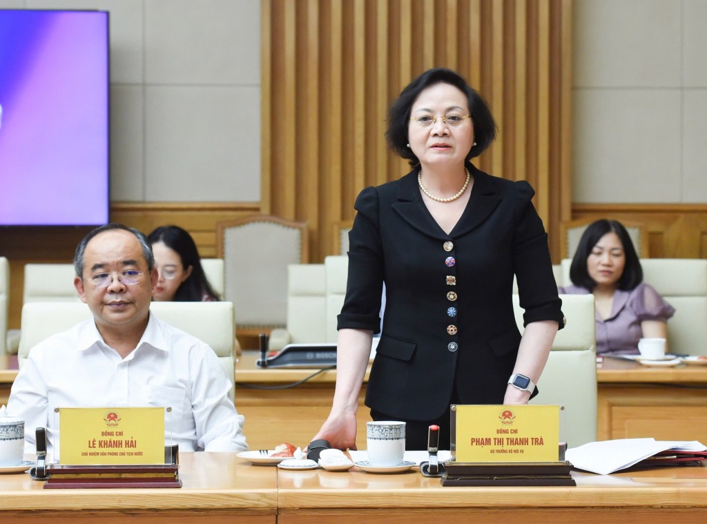 Bộ trưởng Bộ Nội vụ Phạm Thị Thanh Trà báo cáo - Ảnh: VGP/Nhật Bắc