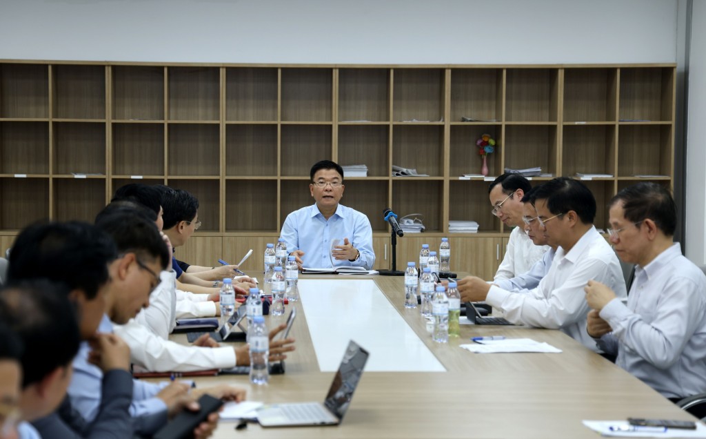 Phó Thủ tướng làm việc với các bộ, ngành, ban quản lý dự án và các nhà thầu - Ảnh: VGP/Đức Tuân