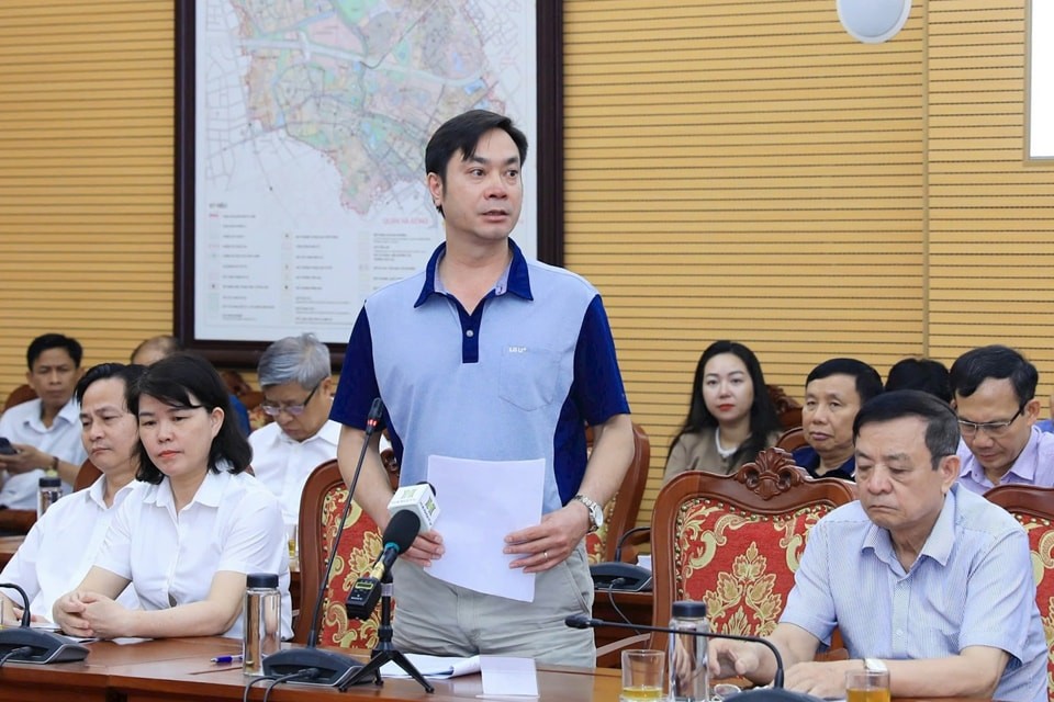 Cử tri quận Nam Từ Liêm nêu kiến nghị. Ảnh: Vũ Thủy